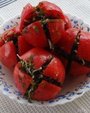 Малосольные помидоры с зеленью