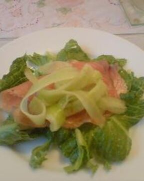 Соленый лосось с огурцом