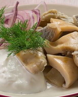 Соленые грибы со сметаной