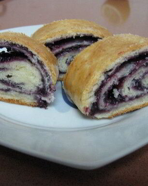 Рулет из творожного теста с вареньем