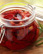 Вяленые помидоры в масле с чесноком