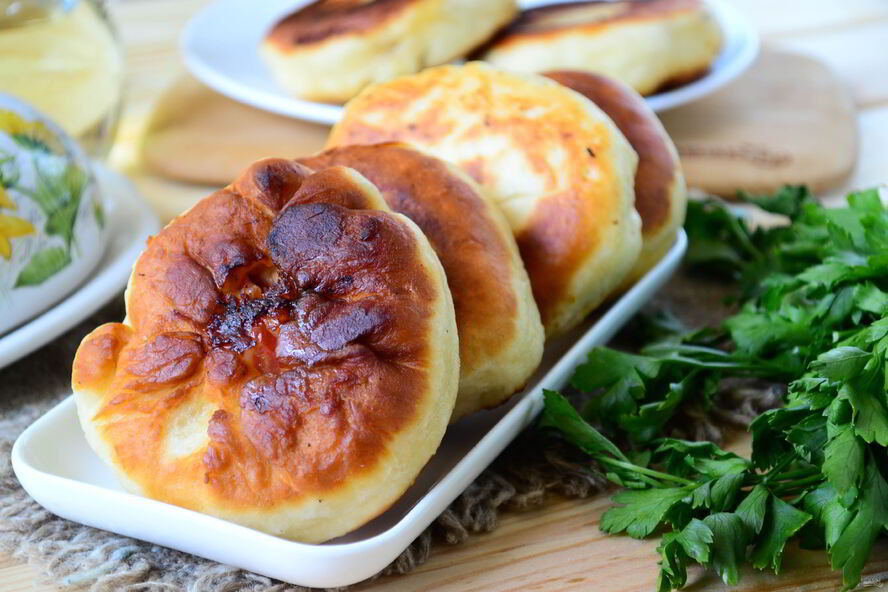 Рецепт беляшей с помидорами и сыром