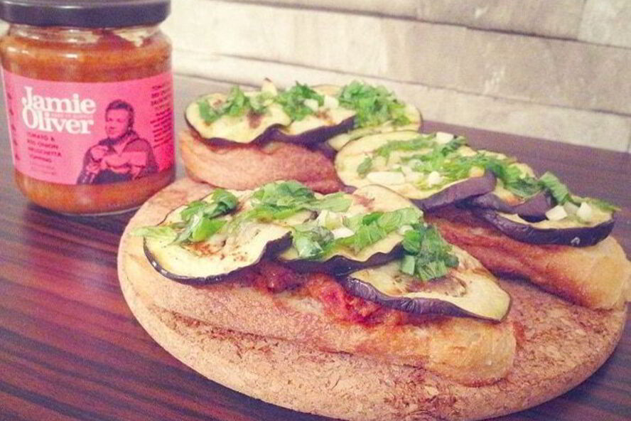 Рецепт брускетты с баклажанами, мятой и топпингом