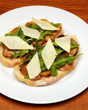 Брускетта с белыми грибами и рукколой