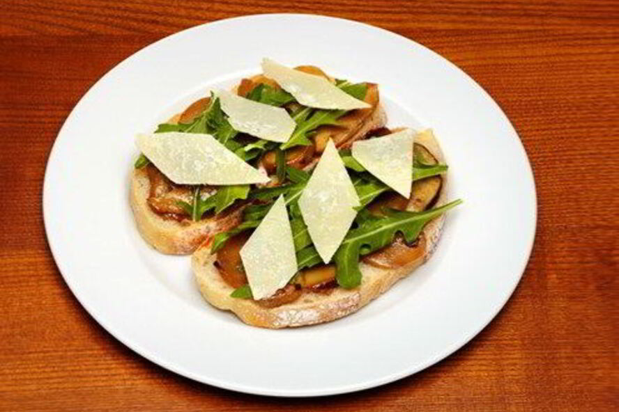 Рецепт брускетты с белыми грибами и рукколой