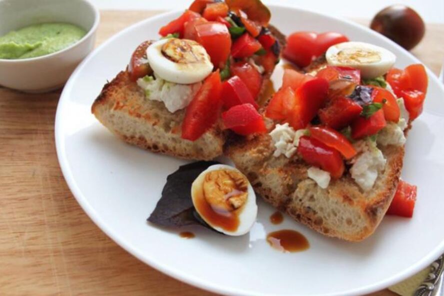 Рецепт брускетты с домашним соусом песто