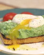Брускетта с фасолью и яйцом пашот