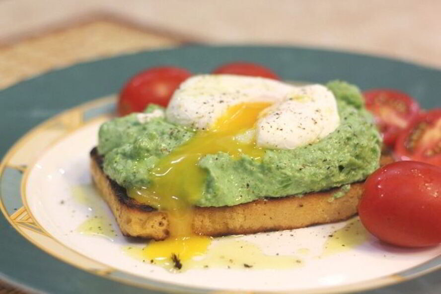 Рецепт брускетты с фасолью и яйцом пашот