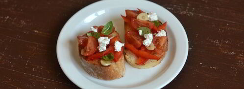 брускетта с фетой, базиликом и овощами. Шаг 7