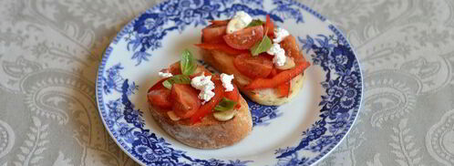 брускетта с фетой, базиликом и овощами. Шаг 8