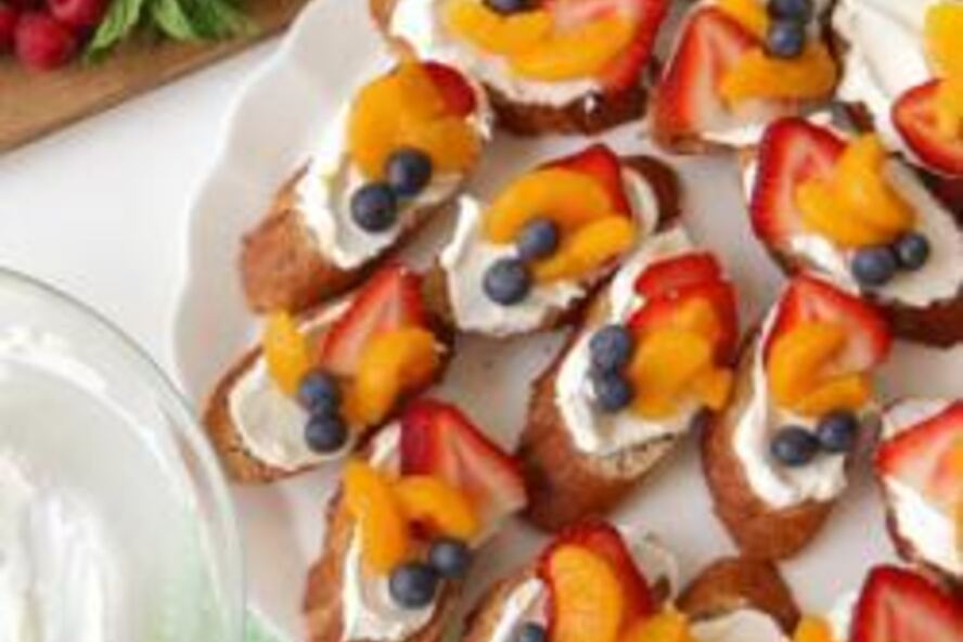 Рецепт брускетты с фруктами