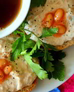 Брускетта с горбушей и фасолью