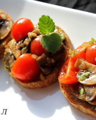 Брускетта с грибами и свежими помидорами