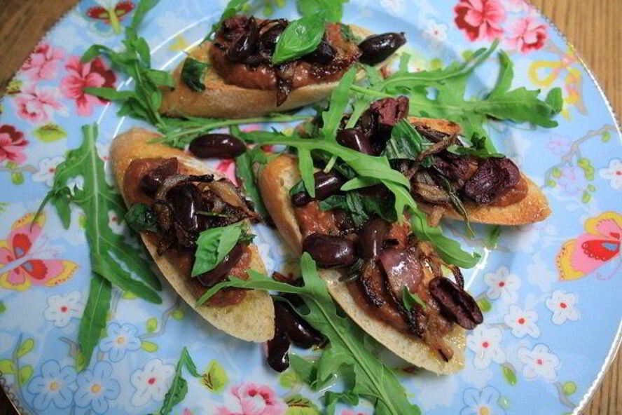 Рецепт брускетты с красной фасолью и сладким перцем