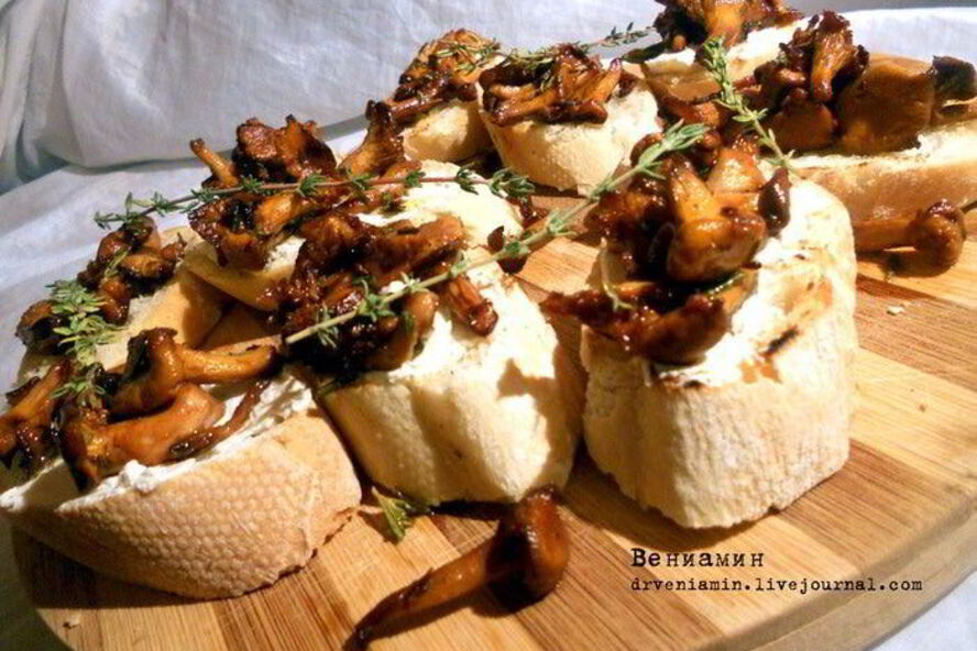 Рецепт брускетты с лисичками, тимьяном и розмарином