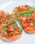Брускетта с лососем и томатами