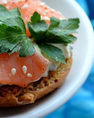 Брускетта с огурцом и подкопченным лососем