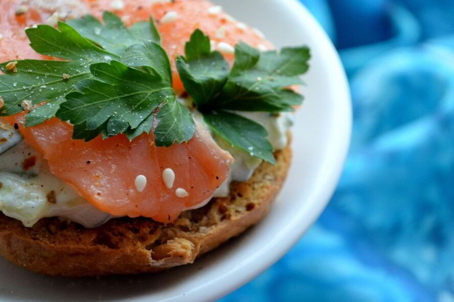 Рецепт брускетты с огурцом и подкопченным лососем