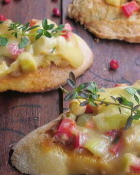 Брускетта с овощами и тунцом