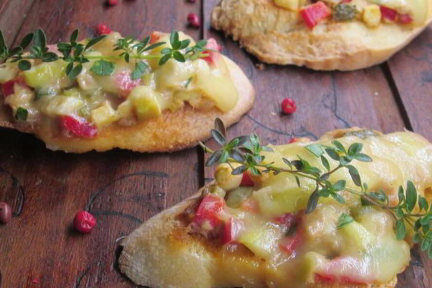 Рецепт брускетты с овощами и тунцом