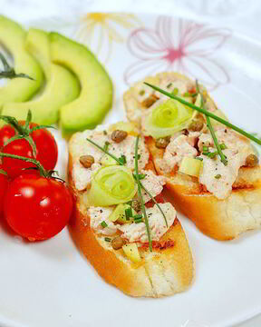 Брускетта с печенью трески