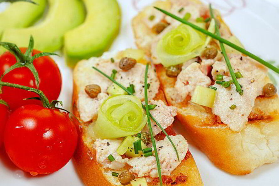 Рецепт брускетты с печенью трески
