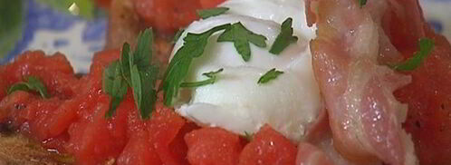 брускетта с помидорами, беконом и яйцом пашот. Шаг 9