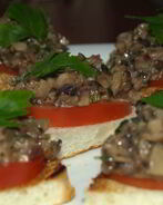 Брускетта с помидорами, шампиньонами и луком