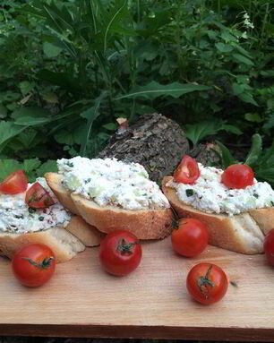 Брускетта с рикоттой и паприкой