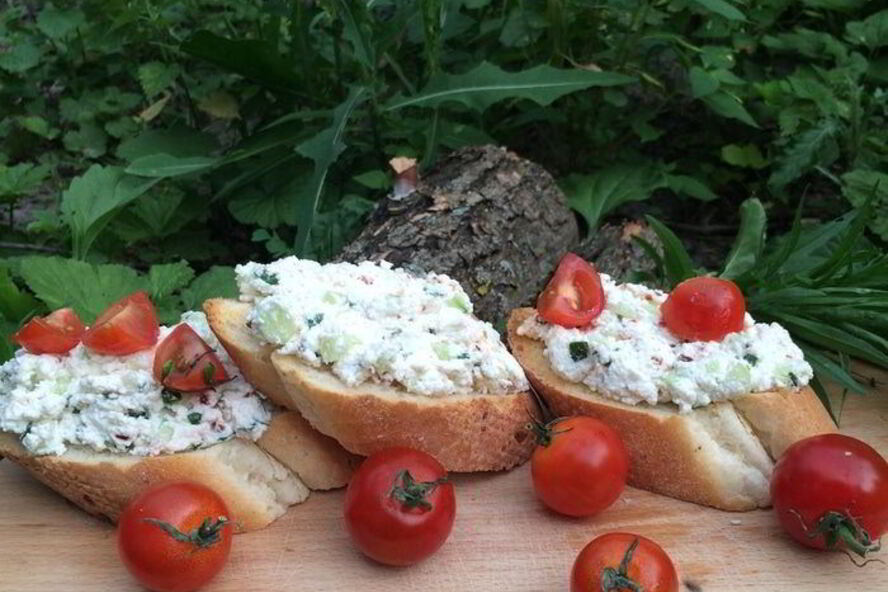 Рецепт брускетты с рикоттой и паприкой