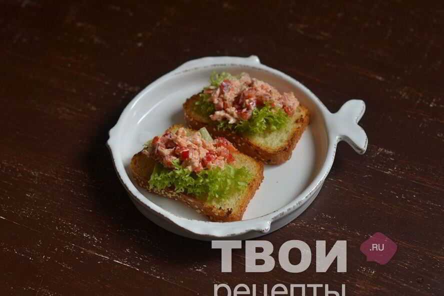 Рецепт брускетты с рыбным салатом