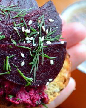 Брускетта с рыбой и свеклой