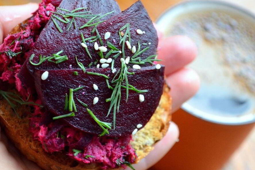 Рецепт брускетты с рыбой и свеклой