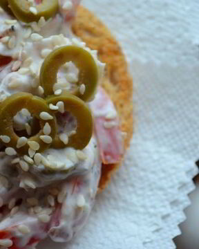 Брускетта с рыбой и томатами черри