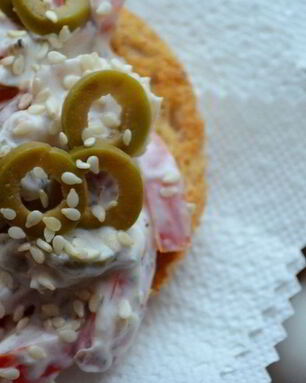 Брускетта с рыбой и томатами черри