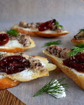 Брускетта с сардинами и сливочным сыром