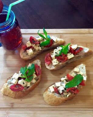 Брускетта с сулугуни