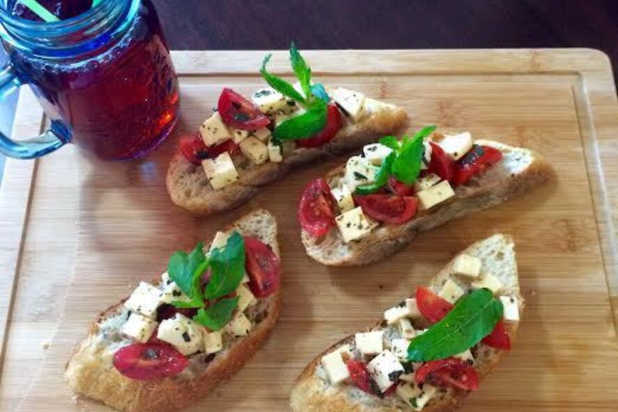 Рецепт брускетты с сулугуни