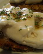 Брускетта с теплым козьим сыром и уксусно-горчичной заправкой