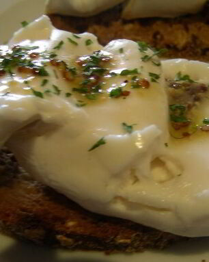 Брускетта с теплым козьим сыром и уксусно-горчичной заправкой