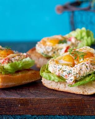 Брускетта с творогом, икрой и перепелиным яйцом