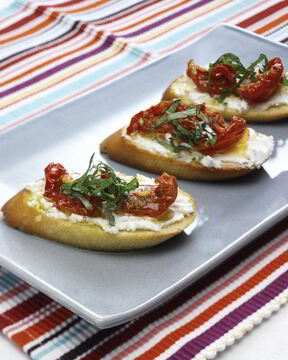 Брускетта с вялеными помидорами и козьим сыром