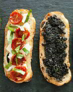 Брускетта с вялеными томатами и оливковым тапенадом