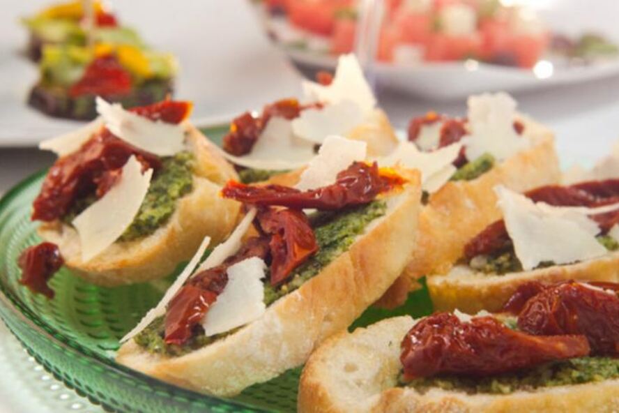 Рецепт брускетты с вялеными томатами