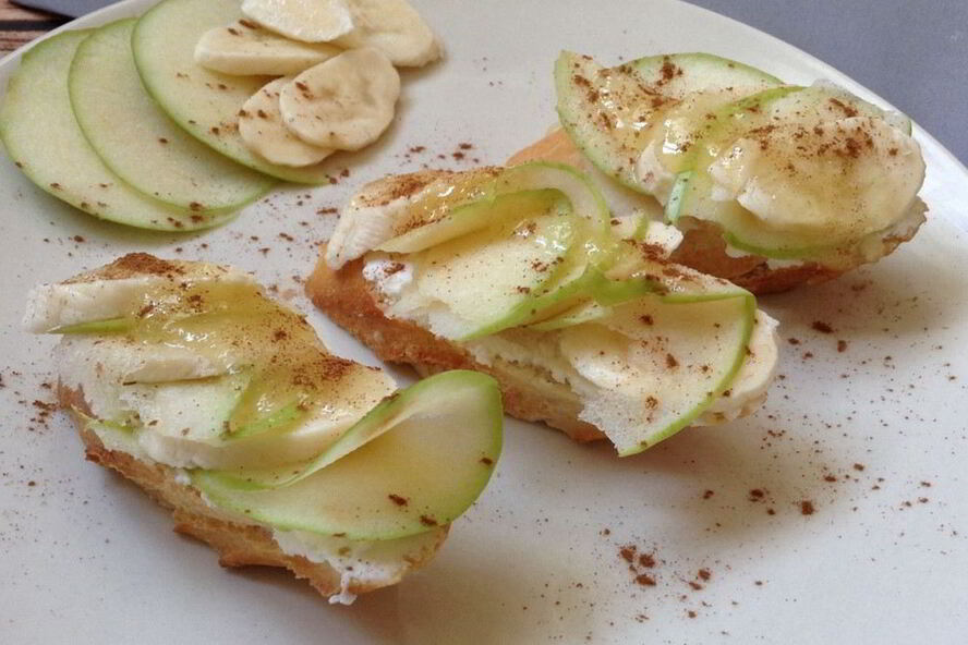 Рецепт брускетты с яблоком и бананом