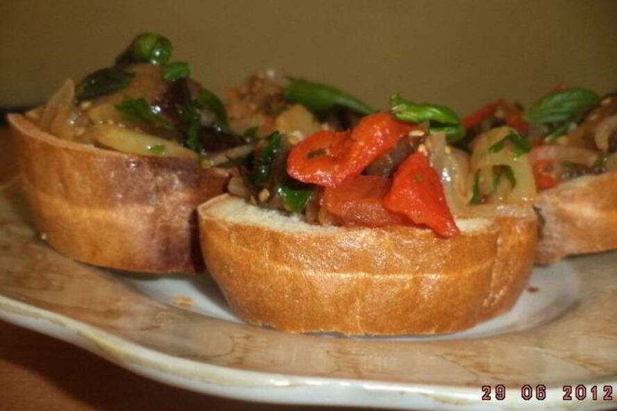 Рецепт брускетты с запеченными овощами