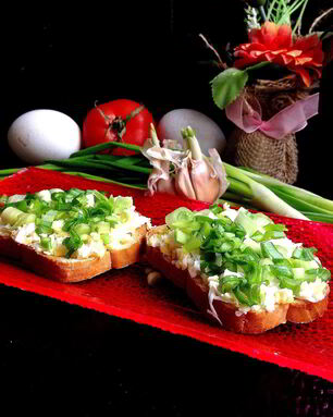 Брускетта яично-луковая