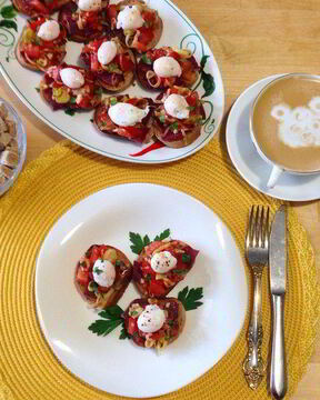 Брускетты с бастурмой и яйцом пашот из перепелиного яйца