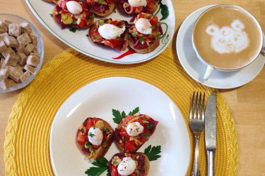 Рецепт брускетт с бастурмой и яйцом пашот из перепелиного яйца
