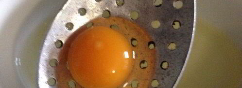 брускетты с бастурмой и яйцом пашот из перепелиного яйца. Шаг 3